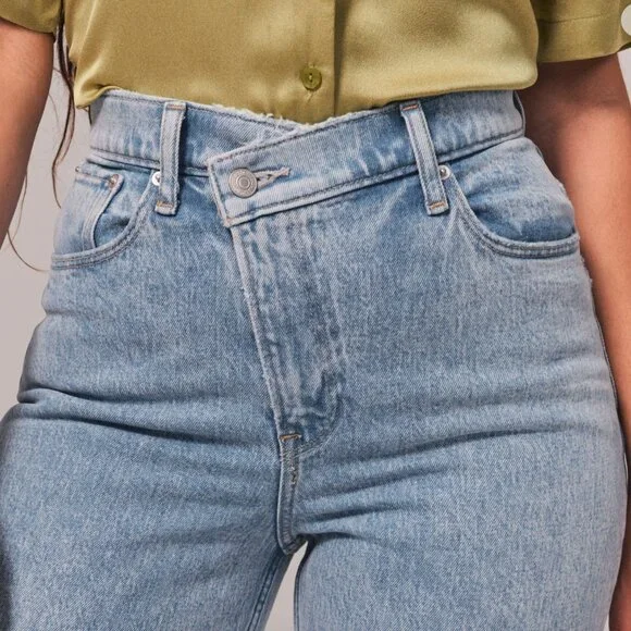 NWT Abercrombie & Fitch Curve Love Ultra High Rise 90s Slim Straight Jean - Picture 3 of 5